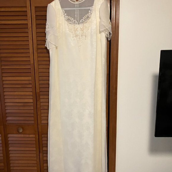 Ivory Custom Made Wedding/Formal Gowwn Approx Size 12 - Picture 9 of 10